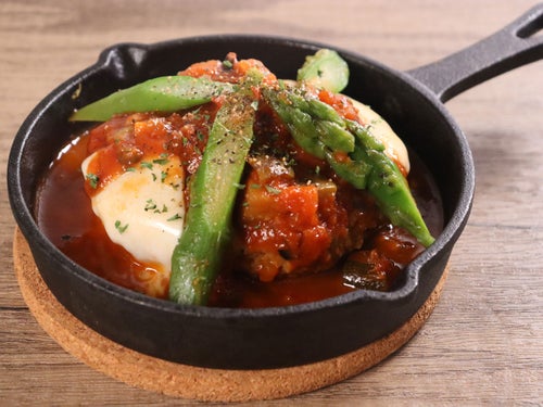 温めるだけ！トマトとアスパラガスのチーズハンバーグ